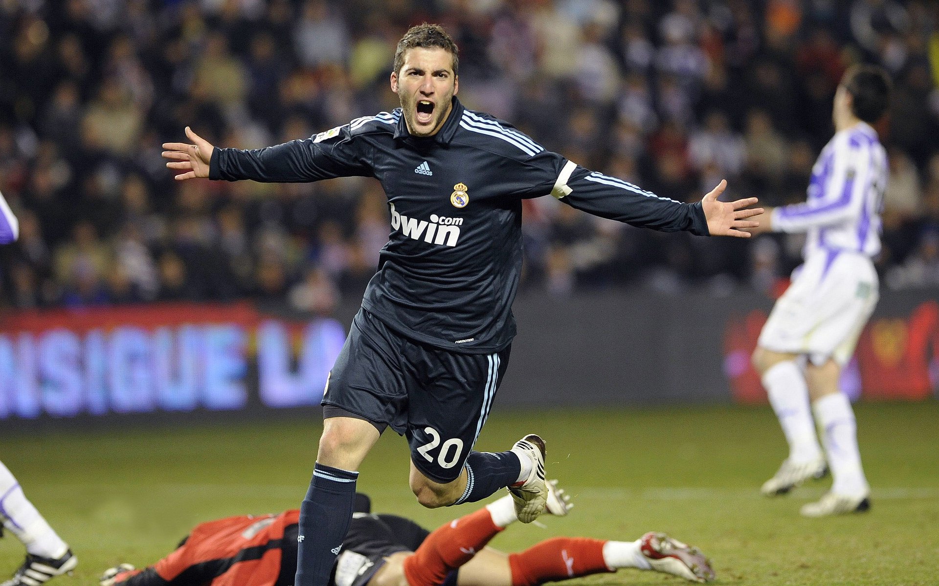 孤骑破围，汉密尔顿独擎战旗，红牛绝地逆袭索伯的战术博弈